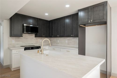 2121 Lawry Ave, North Las Vegas, NV, 89032-3560 | Card Image