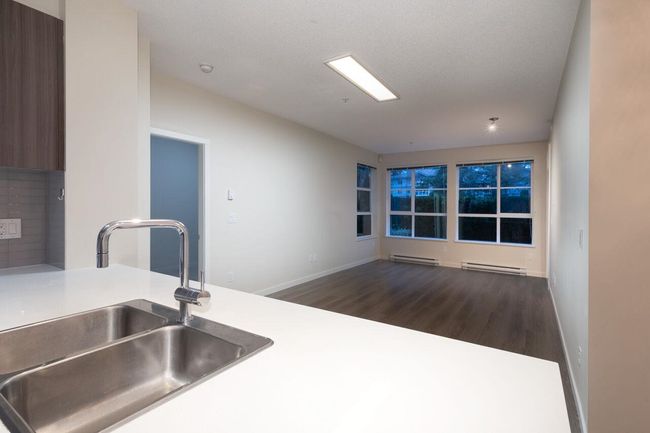 102 - 1152 Windsor Mews, Condo with 3 bedrooms, 2 bathrooms and 2 parking in Coquitlam BC | Image 3