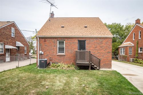 15634 Chestnut Ave, Eastpointe, MI, 48021-2387 | Card Image