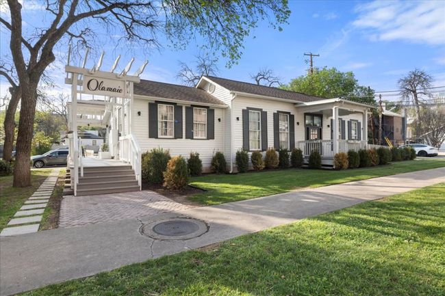Just around the corner from the Linden Residence and the Blanton Museum of Art, Olamaie—an award-winning Southern restaurant—adds charm and culinary prestige to the neighborhood. | Image 35