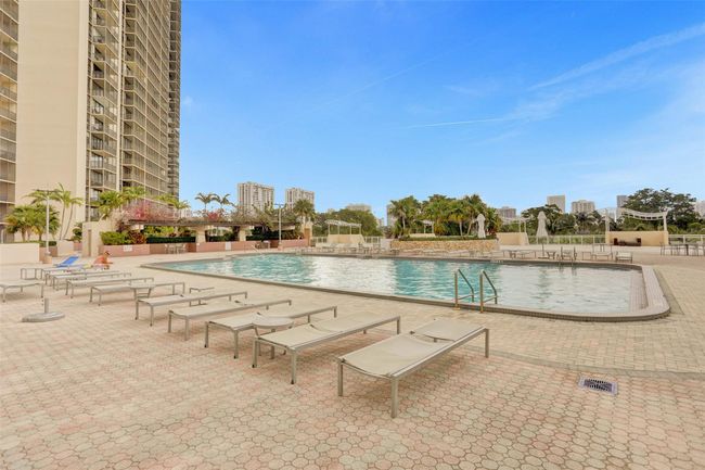 523 - 20301 W Country Club Dr, Condo with 2 bedrooms, 2 bathrooms and null parking in Aventura FL | Image 17