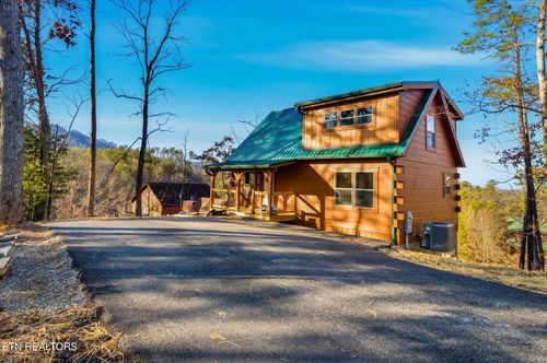 586 Chickasaw Gap Way, Pigeon Forge, TN, 37863 | Card Image