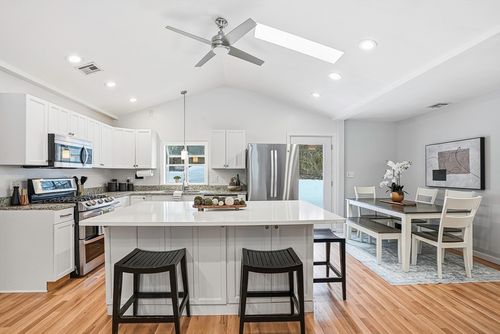 128 Clinton St, Hopkinton, MA, 01748-2602 | Card Image