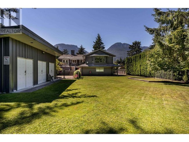 40142 Kalodon Rd, House other with 5 bedrooms, 3 bathrooms and 10 parking in Garibaldi Highlands BC | Image 4