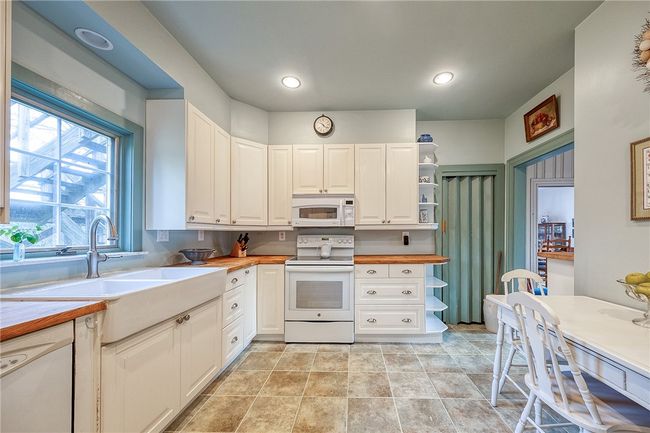 Large double bowl sink, Microwave, Dishwasher, Electric stove, Refrigerator | Image 15