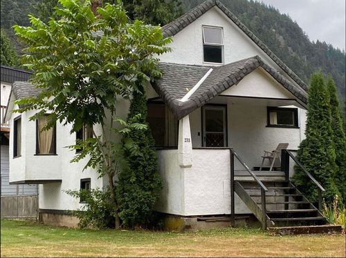 231 Spruce St, Harrison Hot Springs, BC, V0M1K0 | Card Image
