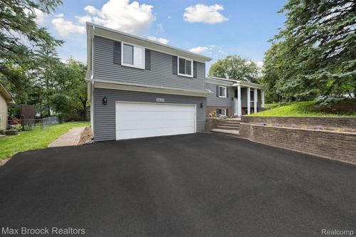 5620 Eastman Blvd, West Bloomfield, MI, 48323-3816 | Card Image