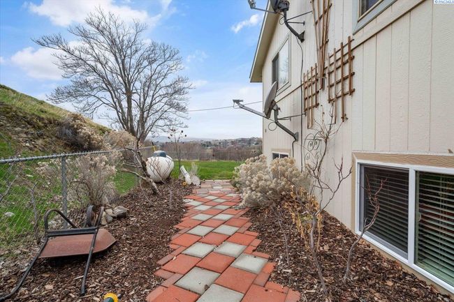 73805 N Demoss Rd, Home with 3 bedrooms, 3 bathrooms and null parking in Benton City WA | Image 9