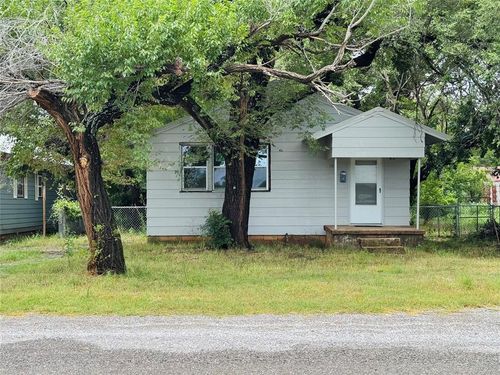 104 S Ross St, Walters, OK, 73572-1628 | Card Image