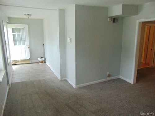 7576 Studebaker Ave, Warren, MI, 48091-3036 | Card Image