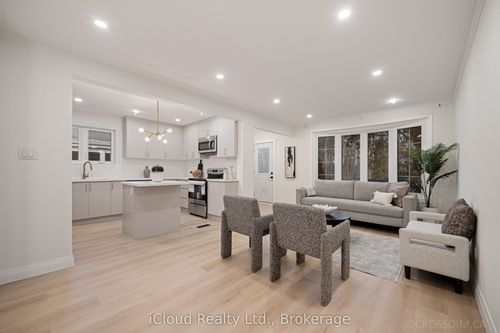 107 Bayview Parkway, Newmarket, ON, L3Y3W2 | Card Image