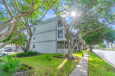 G110 - 8360 Sands Point Blvd, Condo with 2 bedrooms, 2 bathrooms and null parking in Tamarac FL | Image 2