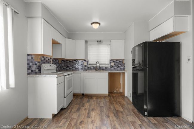 18949 Kenosha St, House other with 3 bedrooms, 2 bathrooms and null parking in Harper Woods MI | Image 5