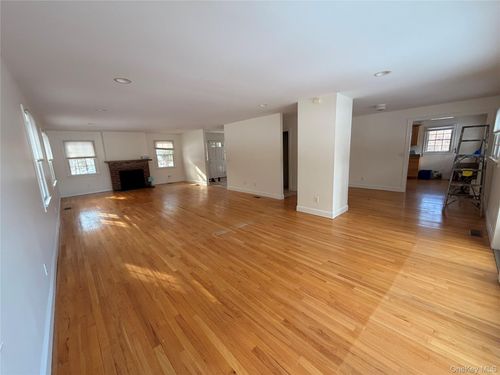 4 Lloyd Point Drive, Huntington, NY, 11743 | Card Image