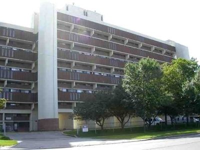 810 - 4673 Jane St, Condo with 1 bedrooms, 1 bathrooms and 1 parking in North York ON | Image 1