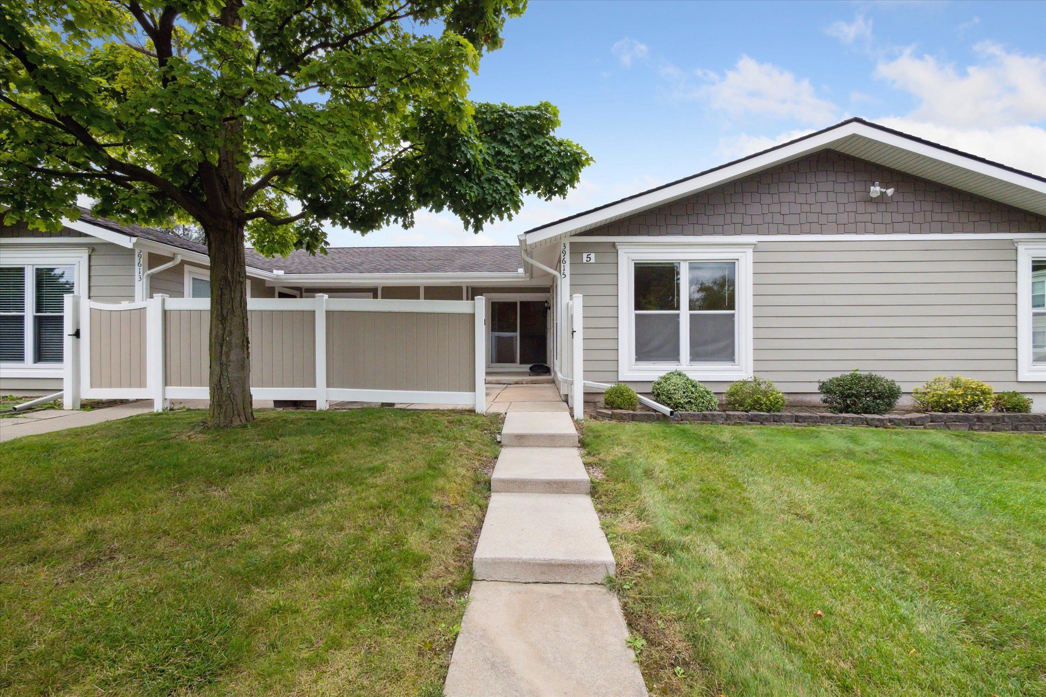 Village Wood Ln, Novi, MI 48375