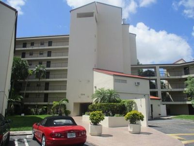 613 - 2314 S Cypress Bend Dr, Condo with 1 bedrooms, 1 bathrooms and null parking in Pompano Beach FL | Image 1