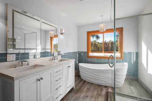 990 Brewer Rd, Leonard, MI, 48367-4016 | Card Image