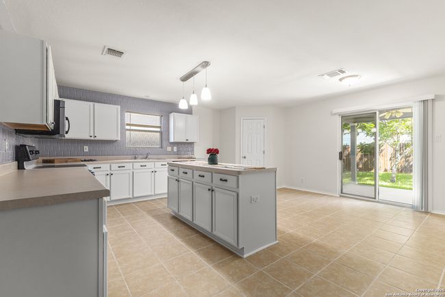 Kitchen w/Island and walk-in pantry. | Image 7