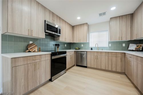 1909 Griffith Ave, Las Vegas, NV, 89104-3642 | Card Image