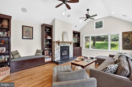 70 Taylor Ter, HOPEWELL, NJ, 08525-1609 | Card Image