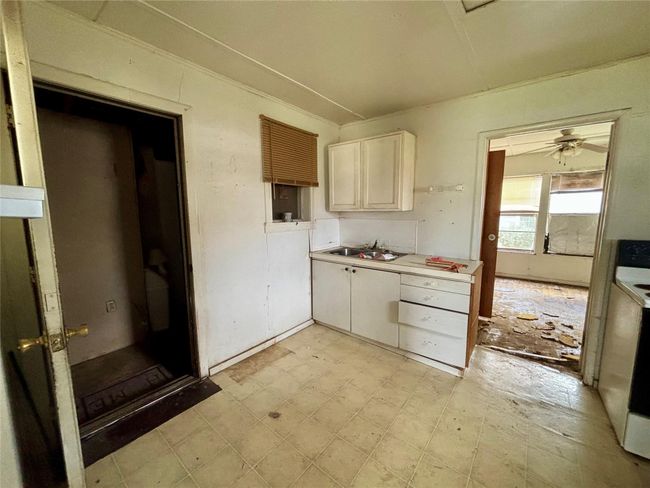 100 Upton Ln, House other with 2 bedrooms, 2 bathrooms and null parking in Brazoria TX | Image 5
