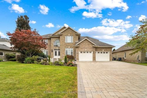8018 Cathedral Dr, Niagara Falls, ON, L2H2Z2 | Card Image
