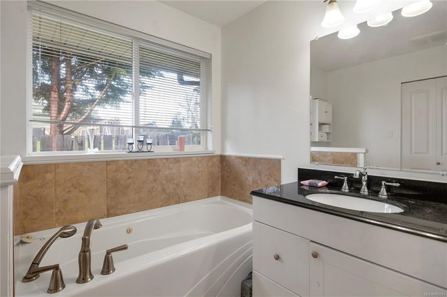 ensuite soaker tub | Image 14