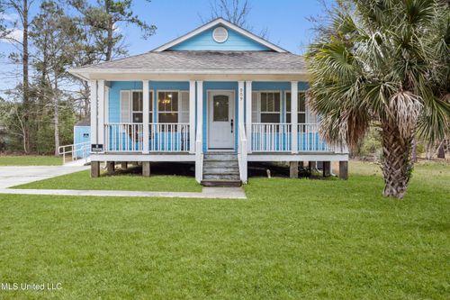 909 Dicks St, Waveland, MS, 39576-2926 | Card Image