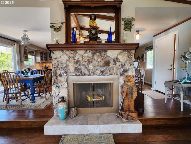 Living Room-Fireplace | Image 9
