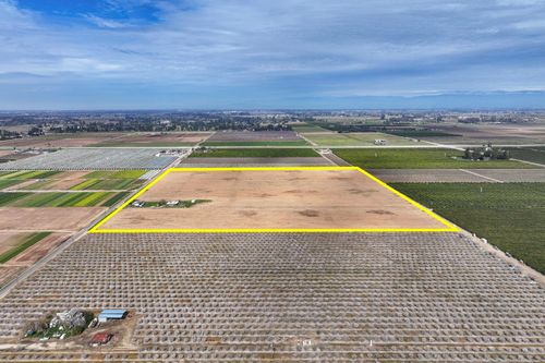 422 S Leonard Ave, Sanger, CA, 93657-9774 | Card Image