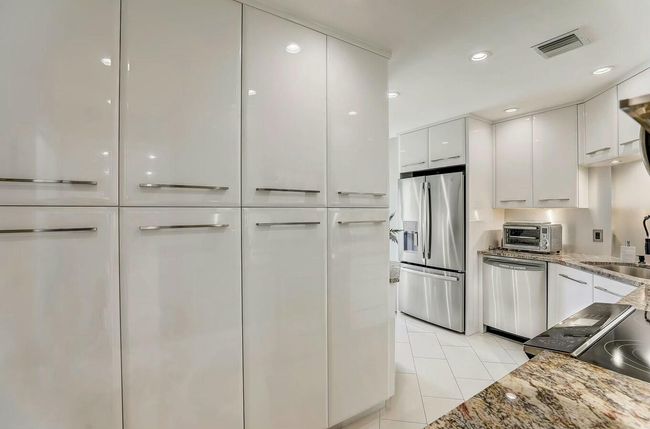 6778 Versailles Ct, Condo with 2 bedrooms, 3 bathrooms and null parking in Lake Worth FL | Image 6