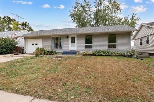 32 Regal Ln, Iowa City, IA, 52240-6758 | Card Image