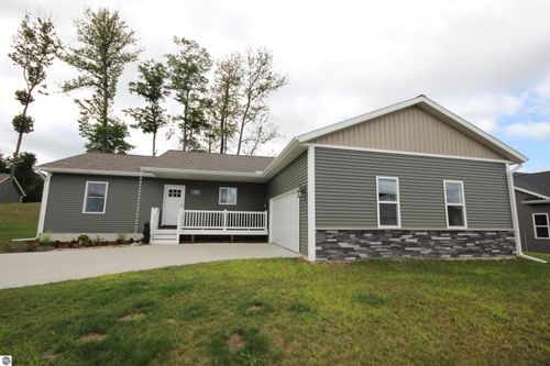 1420 Umber Dr, Traverse City, MI, 49696-8992 | Card Image