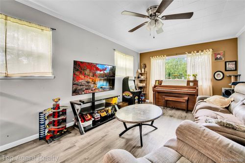5648 Parkview St, Newport, MI, 48166-9681 | Card Image