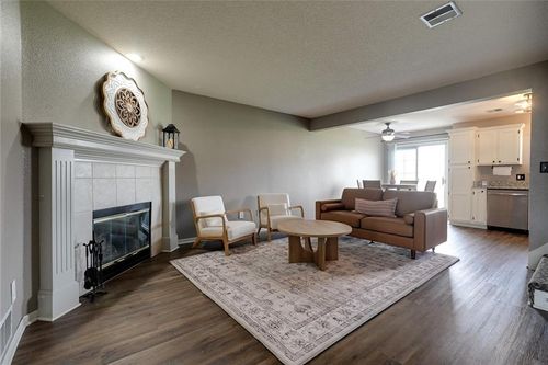 199b-5833 Nw Plantation Ln, Lee's Summit, MO, 64064-1299 | Card Image