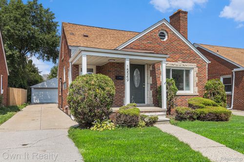 15549 Collinson Ave, Eastpointe, MI, 48021-2903 | Card Image