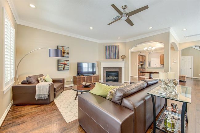 This spacious area is the ideal place to throw a party. It can hold a lot of people, and it's so open that your guests can easily mingle and chat with everyone in attendance. | Image 5