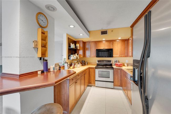 APT-704 - 919 Hillcrest Dr, Condo with 2 bedrooms, 2 bathrooms and null parking in Hollywood FL | Image 5