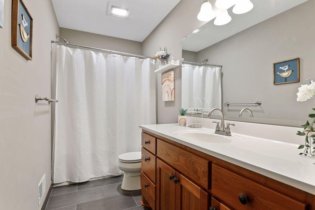 Upper Level Full Bath | Image 34