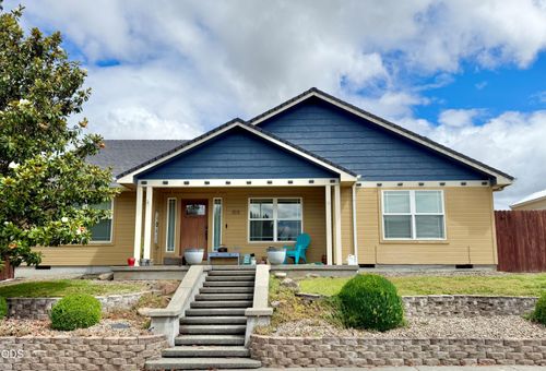 918 Win Way, Eagle Point, OR, 97524-6617 | Card Image
