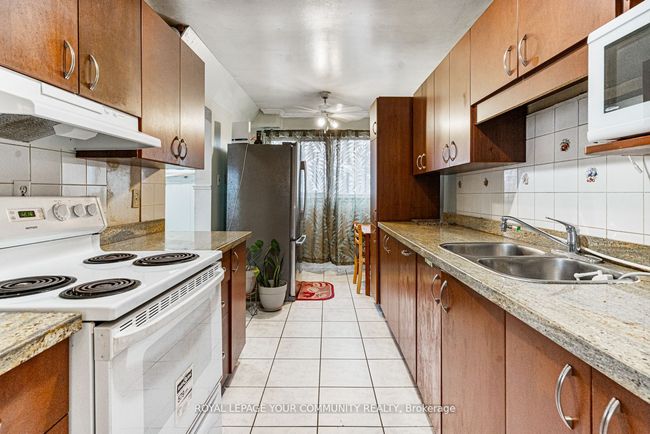 336 Fleetwood Cres, Condo with 3 bedrooms, 2 bathrooms and 1 parking in Brampton ON | Image 10