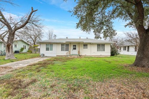 320 E Davilla St, Bartlett, TX, 76511-4108 | Card Image