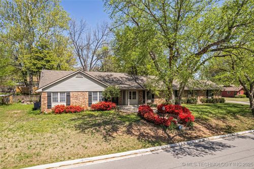 2835 E 47th St, Tulsa, OK, 74105-5303 | Card Image