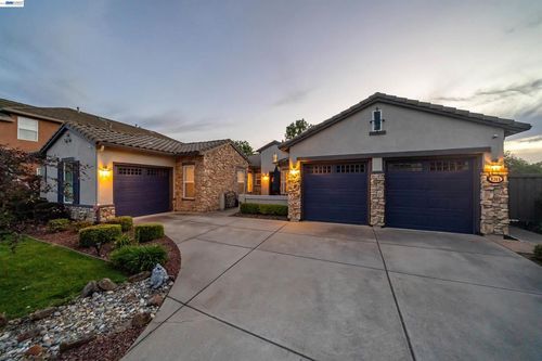 9385 Pinehurst Dr, Roseville, CA, 95747-6332 | Card Image