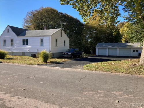 915 Lindsay Ln, Florissant, MO, 63031-4145 | Card Image