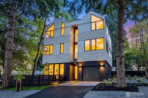 2011 Ne 123rd St, Seattle, WA, 98125-5244 | Card Image