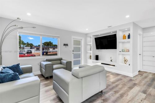 330 N 70th Ave, Hollywood, FL, 33024-7452 | Card Image