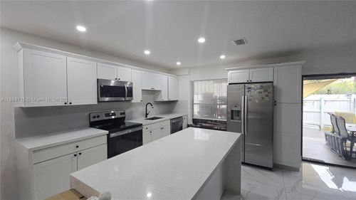 47-6100 W 26th Ct, Hialeah, FL, 33016-6328 | Card Image