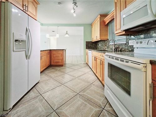 211 S Lake Dr, LEHIGH ACRES, FL, 33936-7039 | Card Image